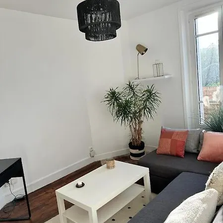 Apartment Stunning 2-room With Balcony *