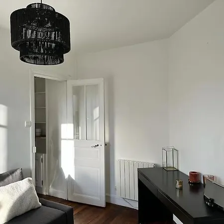 Apartment Stunning 2-room With Balcony *