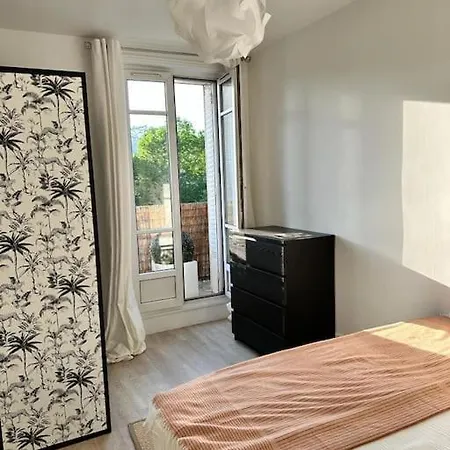 Apartment Stunning 2-room With Balcony *